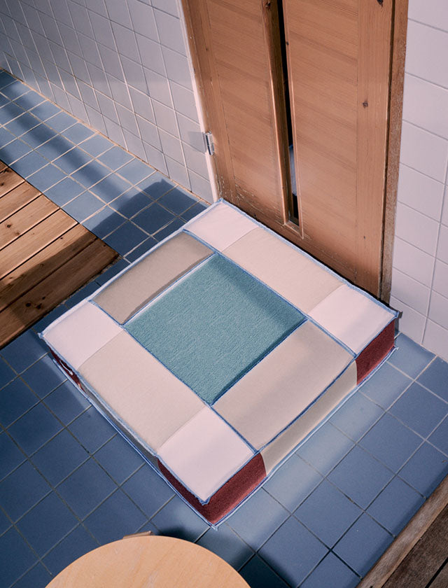 FLOOR POUFS